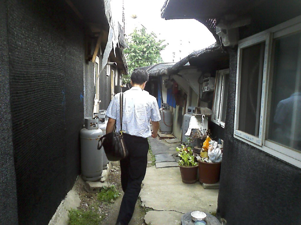 402.jpg> <!--