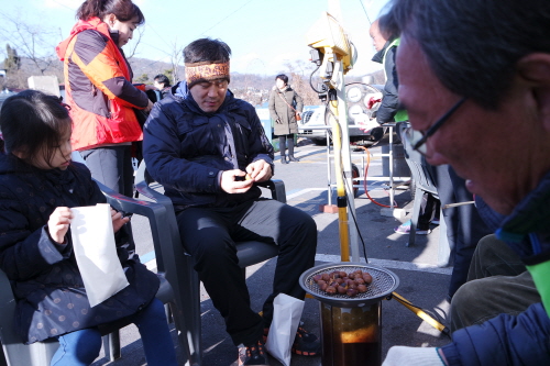 896.jpg> <!--