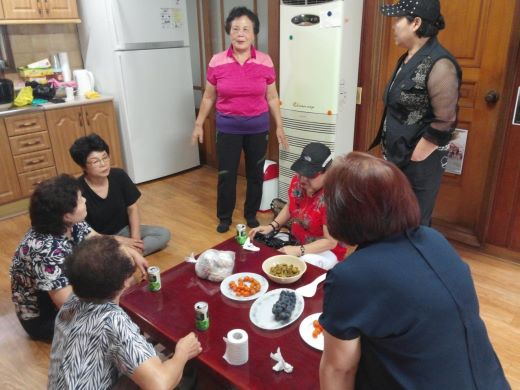 956.jpg> <!--